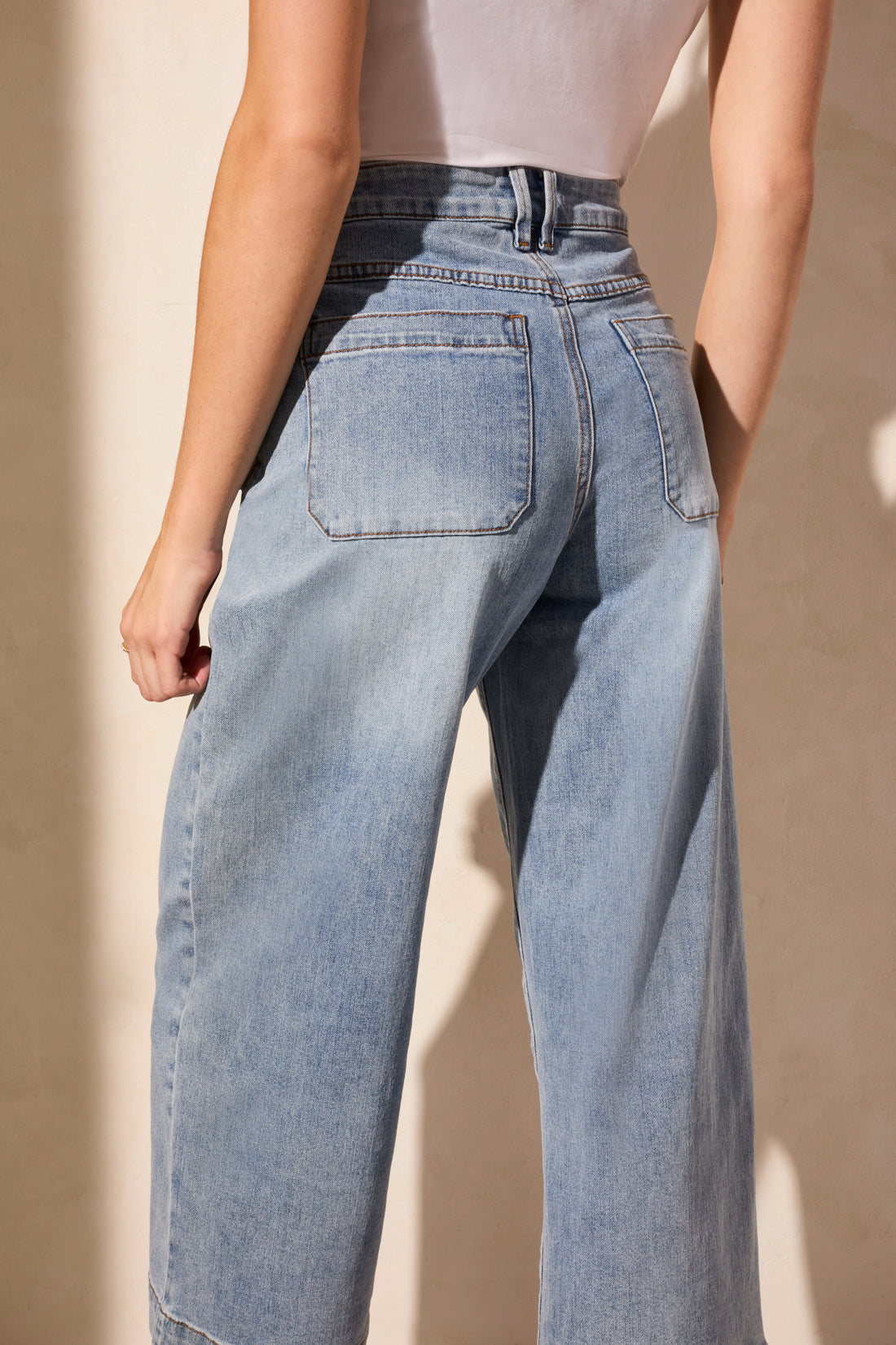 Audrey Hugging Button Fly Wide Crop Jeans Sanded Blue