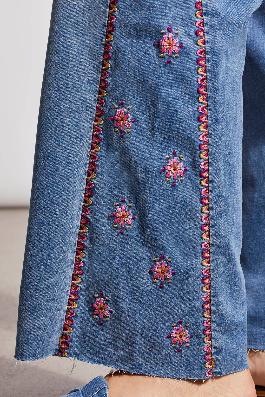 Brooke Side Emb. Hugging Jeans Blue Lotus