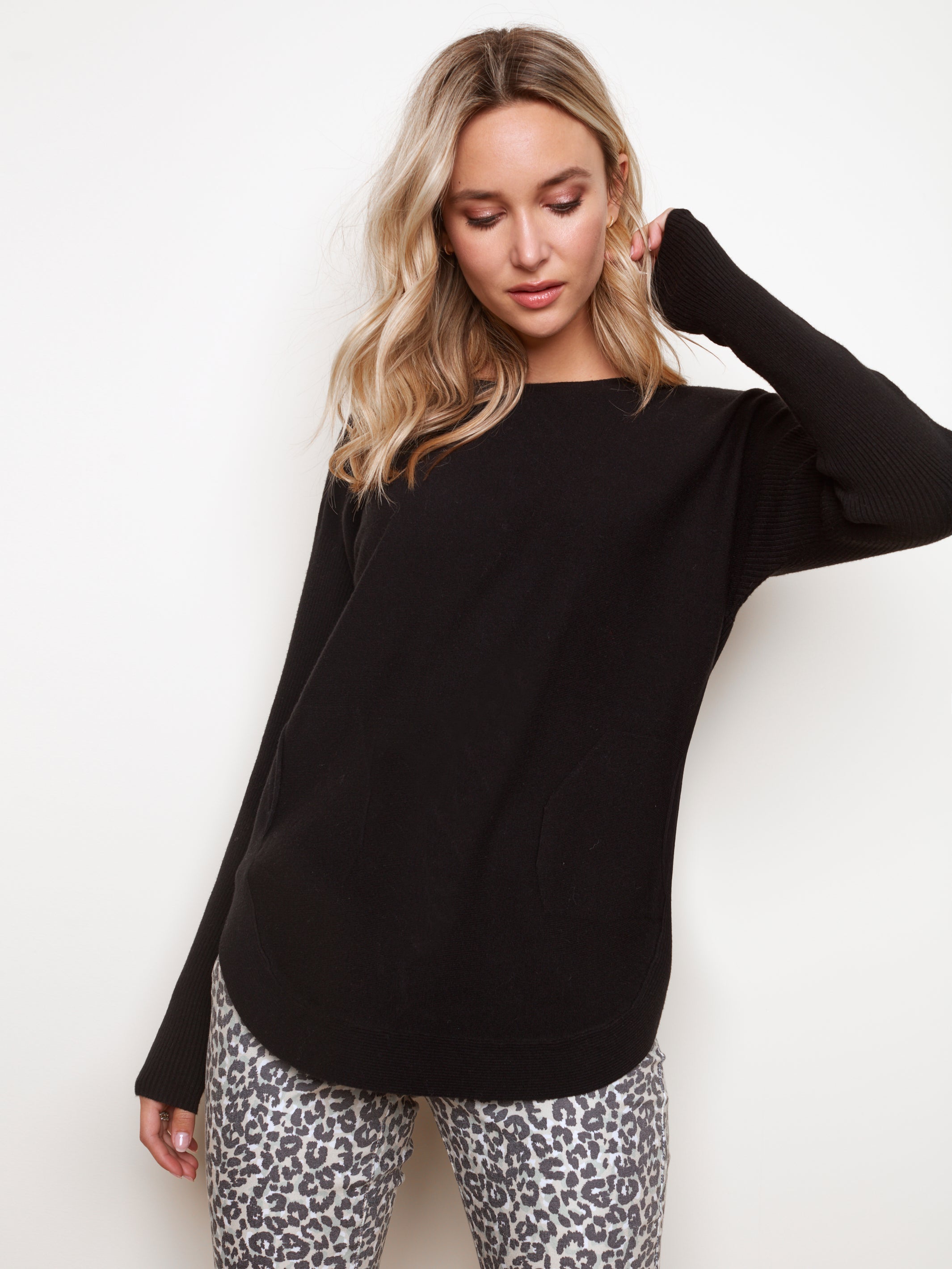 Rounded Hem Plushy Knit Solid Sweater Black